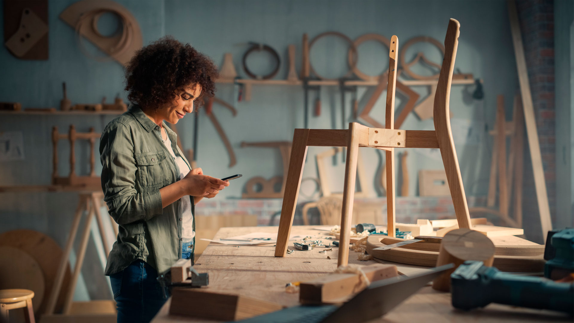 Processo criativo de design com materiais, protótipos e desenvolvimento de produto